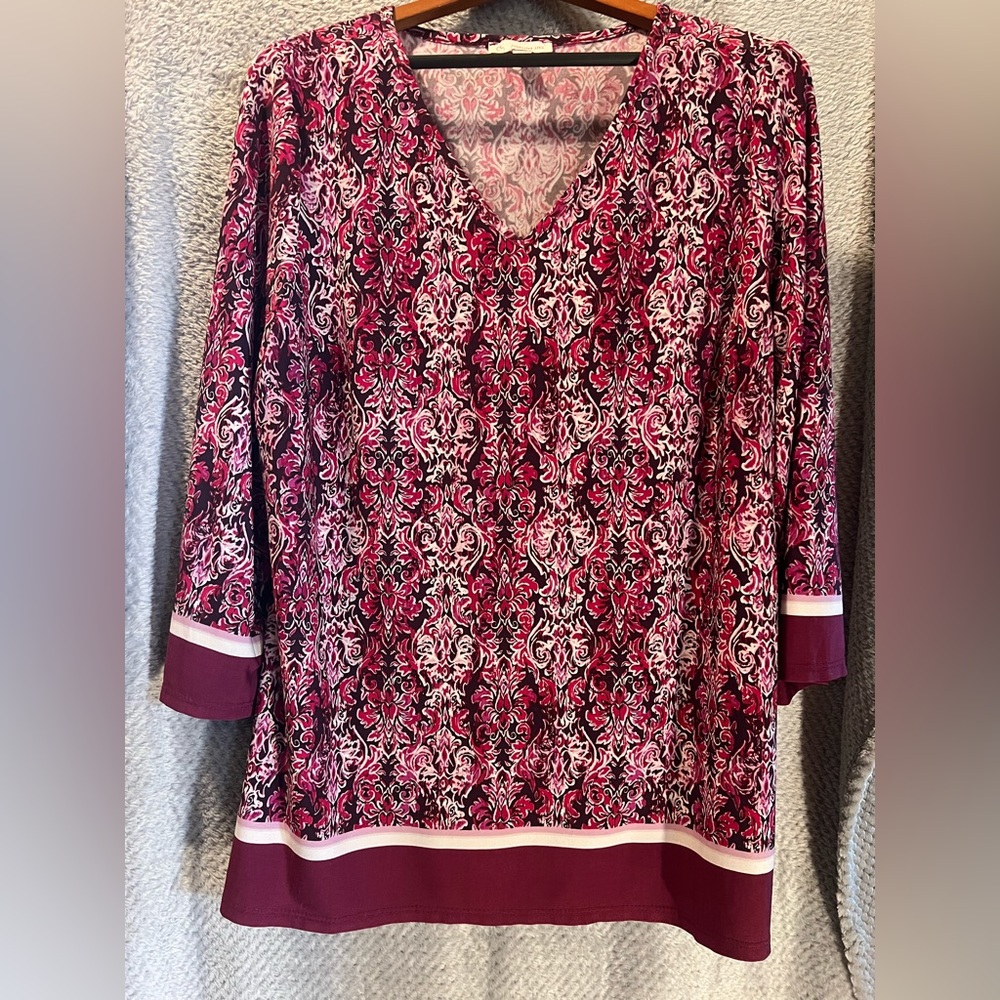 EUC 3/$20 Est. 1962 maroon V neck 3/4 sleeve in romantic reds and pinks